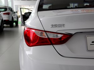 重庆索纳塔八优惠3.2万元 大量现车在售
