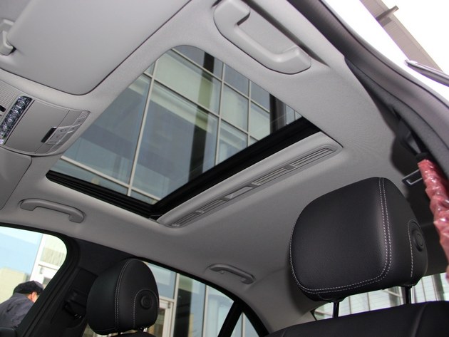 奔驰全新c180l没有配备全景天窗,而是采用普通的电动天窗.