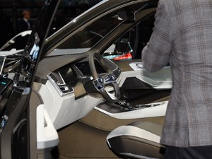 宝马X7现车 热卖中 目前售价100万起