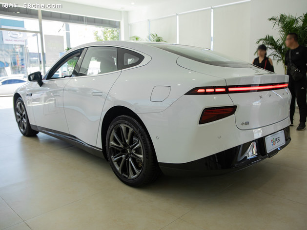 小鹏P7新车型售22.99万元起 搭载磷酸铁锂电池