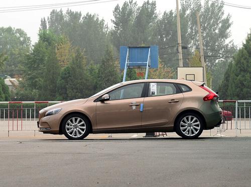 ֶV40 Cross Country 2.0T T5 AWD 