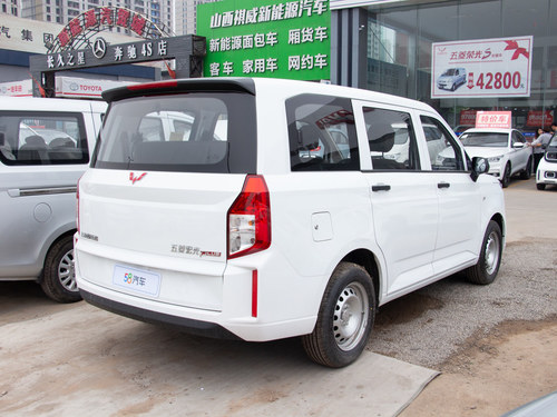 “神车”五菱宏光PLUS版，顶配售价不到8万，秒杀一众对手？