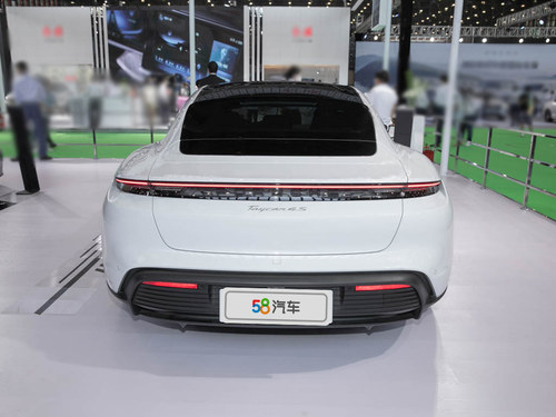 同为150万元左右，它和保时捷Taycan你选谁？实拍奥迪RS e-tron GT