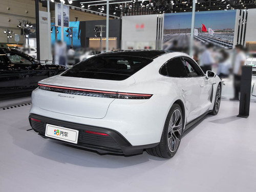 同为150万元左右，它和保时捷Taycan你选谁？实拍奥迪RS e-tron GT
