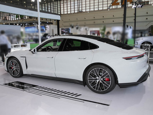 同为150万元左右，它和保时捷Taycan你选谁？实拍奥迪RS e-tron GT