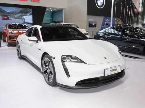 同为150万元左右，它和保时捷Taycan你选谁？实拍奥迪RS e-tron GT