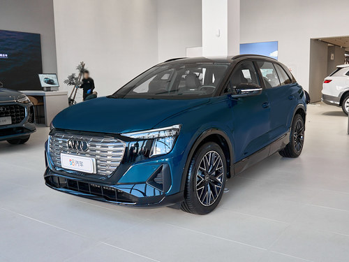 2023款 奥迪Q5 e-tron 40 e-tron 星耀型 机甲套装